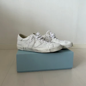 Philippe Modell - Säljer ett par helt nya och äckta philippe modell skor. Riktigt feta och perfekt inför sommaren. Skorna är slutsålda nästan överallt så passa på nu. Skriv vid frågor.