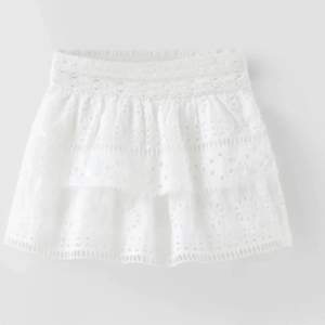 Så söt kjol från Zaras barnavdelning som ej säljs längre!💞storlek 13-14 men passar mig som brukar ha S
