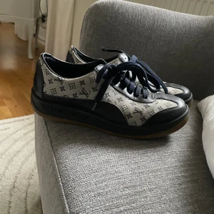 Louis Vuitton - Säljer dessa feta Louis Vuitton gray monogram sneakers  Storlek 39  Skick 8,5 av 10  Ny pris cirka 8000