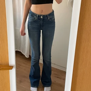 ONLY jeans  - Säljer ett par Only jeans. Inte använt så mycket så ser helt nya ut. Storlek xs  Längd 32 Köpta för 550kr