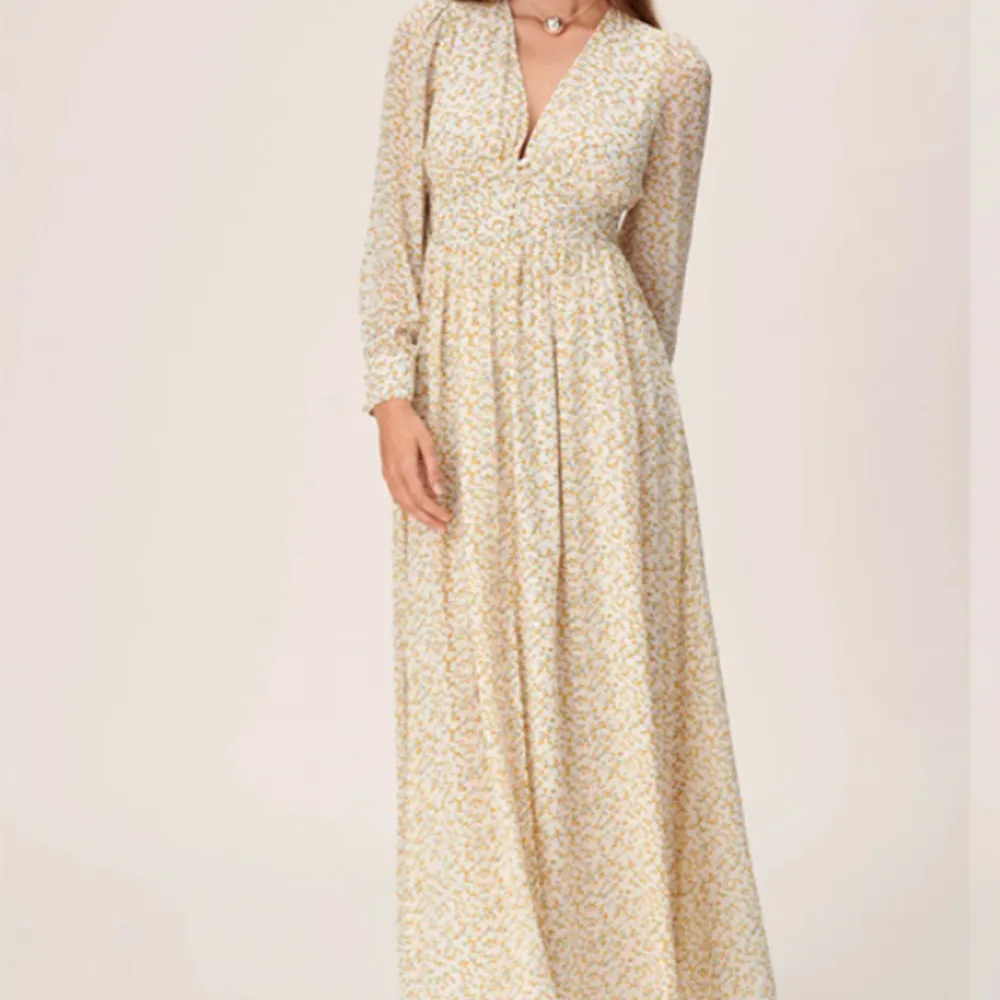 Säljer min jättefina adoore klänning från modellen Napoli, Lemon print💕 perfekt nu i sommar eller till midsommar 🥹💕 prisförslag ?🩷. Klänningar.