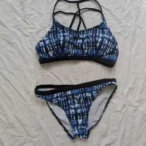 En fin blå bikini köpt i Frankrike 