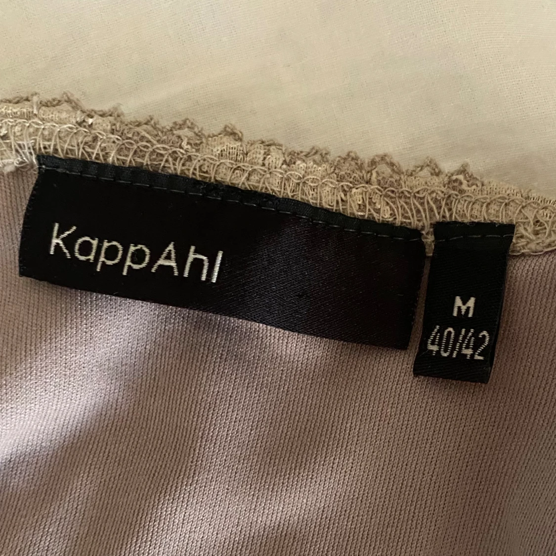 Beigeblus med rosett - 92