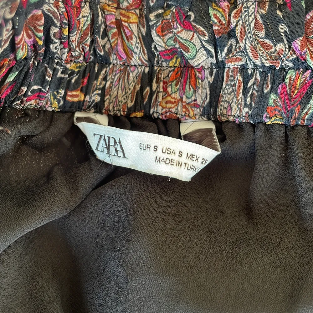 Säljer denna super fina långkjolen från zara då den är för kort på mig som är 178💖💖😍😍sjukt fin till sommaren. Kjolar.