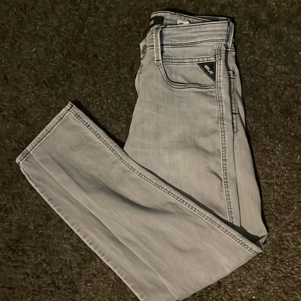 Fina Replay jeans i gott skick  Storlek 29  Slim fit Lite små i storleken!. Jeans & Byxor.