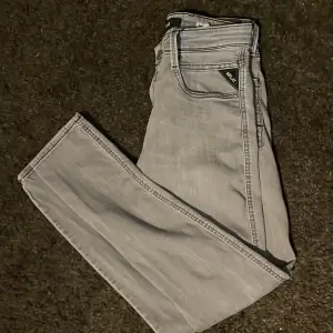 Fina Replay jeans i gott skick  Storlek 29  Slim fit Lite små i storleken!
