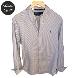 Ralph Lauren Skjorta - Tjo, säljer nu den här riktigt fräscha randiga Ralph Lauren skjortan. Skickat är som nytt. Storleken är M där modellen är 185cm Priset kan diskuteras 🥂