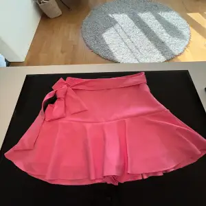 Rosa kjol med insydda underbyxa den är aldrig använd 