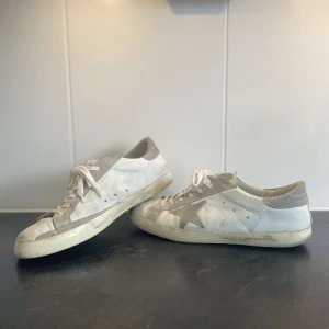 Golden Goose - Säljer ett par as feta Golden Goose skor i bra skick. Nypris runt 5000kr mitt pris 1999!!!!!!!!!!!! INGA BYTEN !!!!!!!!!!!!!