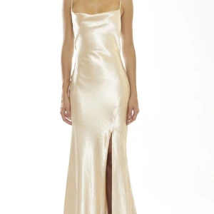 champagnefärgad balklänning - Säljer min superfina balklänning i champagnefärg som är helt oanvänd då jag hittade en annan som passade mig bättre! Originalpris är 1400kr, säljer för 1000 men pris kan diskuteras 