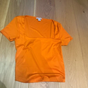 Orange kortärmad top 🧡 - Helt oanvänd orange top, i bra skick 🧡sticker verkligen ut perfekt inför kommande väder 🧡