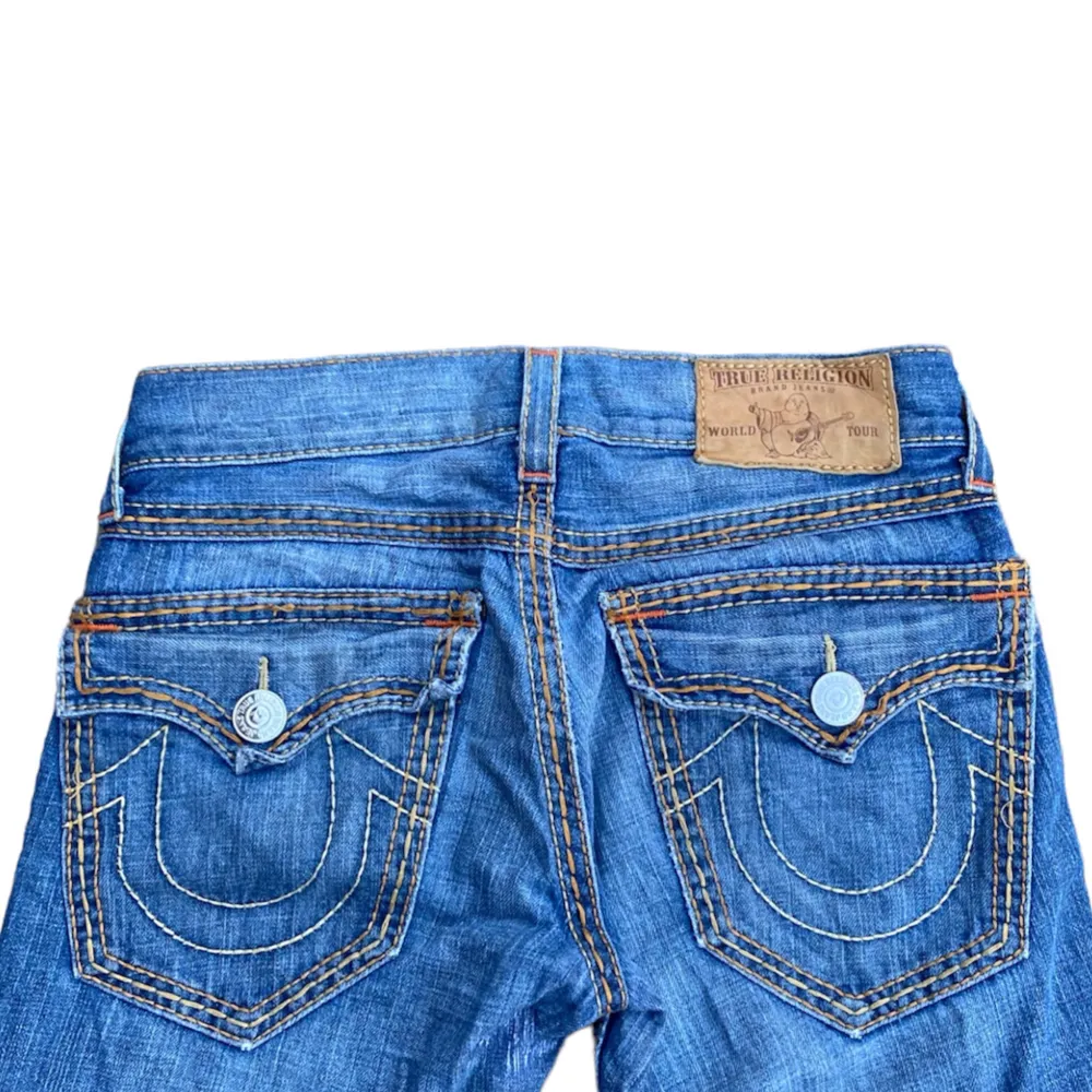 galna true religion jeans i storlek 29 🔥🔥 dom är lite slitna längst ner på benet och har blivit lagade. Skriv om du har några funderingar . Jeans & Byxor.