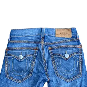 galna true religion jeans i storlek 29 🔥🔥 dom är lite slitna längst ner på benet och har blivit lagade. Skriv om du har några funderingar 
