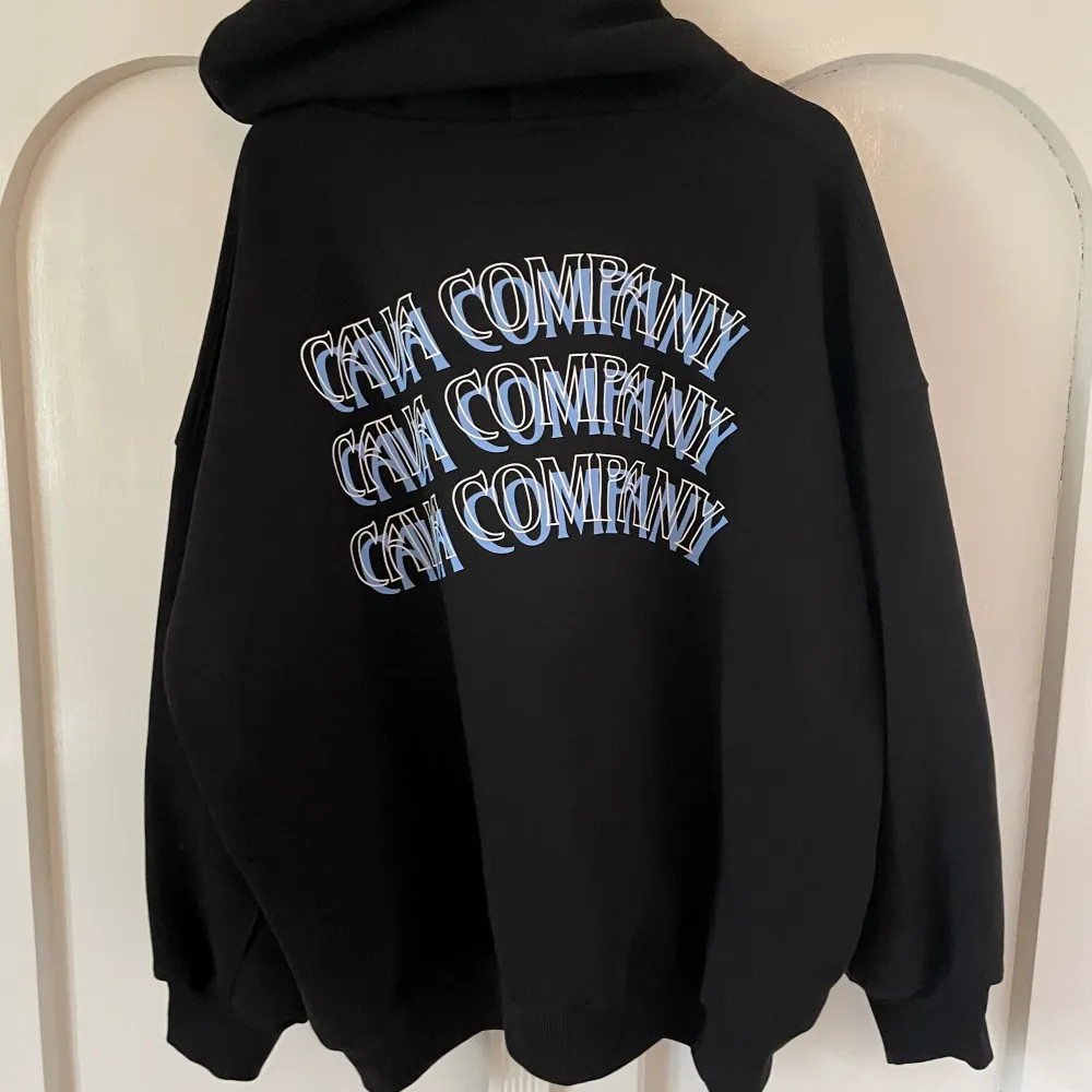 En Cava Company hoodie från Junkyard. Aldrig använd, med prislapp kvar, i storlek M/L. Orginal pris är 800kr, säljer för 400kr!. Hoodies.