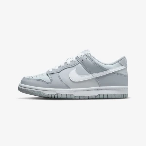 Nike dunks low - Säljer mina gråa dunks som är jättefina och perfekta nu inför sommaren. Jag har knappt använt de och de är i princip nya. Passar till alltid, rekommenderar verkligen✨ Tveka inte och hör av er vid frågor💕💕 Pris går att diskutera😁