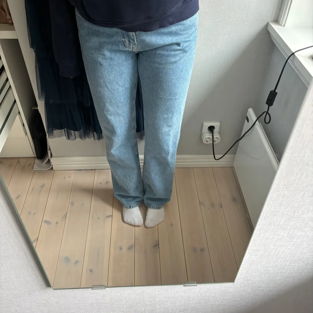 Superfina, lågmidjade blåa jeans från bikbok som endast är använda några gånger! Storleken visas på andra bilden🩷. Jeans & Byxor.