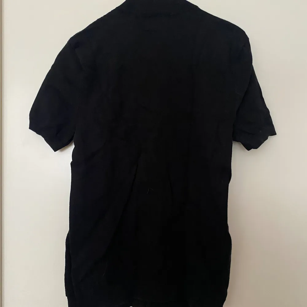 En t-shirt med hög hals och stickad framsida. Från Topman i storlek S.. T-shirts.