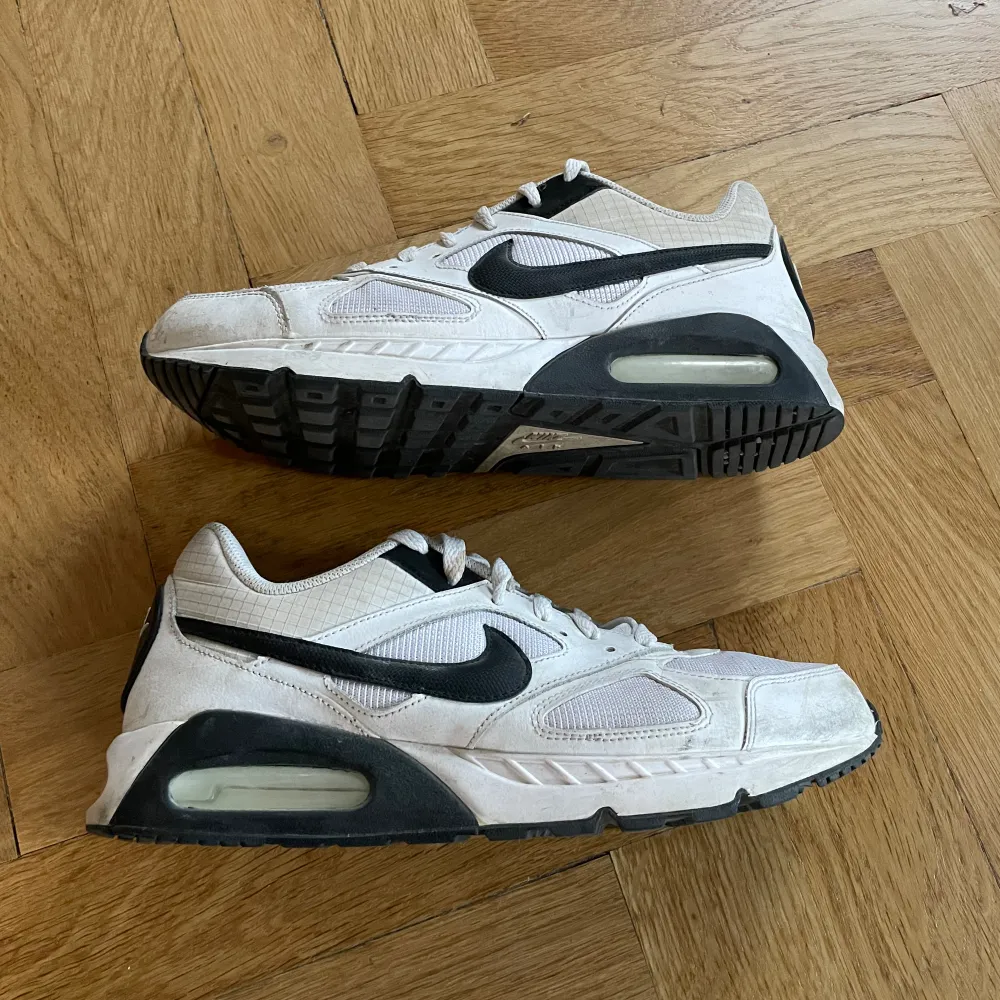 Vita Nike AIR MAX som är använda men i bra skick. På bild 3 syns två svarta märken som blivit. Storlek 44,5🩵. Skor.