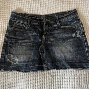 En super snygg lågmidjad jeans kjol❤️  Midjemått 72 cm runt midjan❤️❤️ Använd 2-3 gånger köpt secondhand 