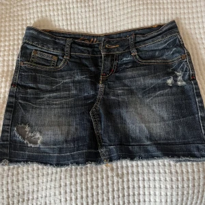 Vintage kort jeans kjol - En super snygg lågmidjad jeans kjol❤️  Midjemått 72 cm runt midjan❤️❤️ Använd 2-3 gånger köpt secondhand 