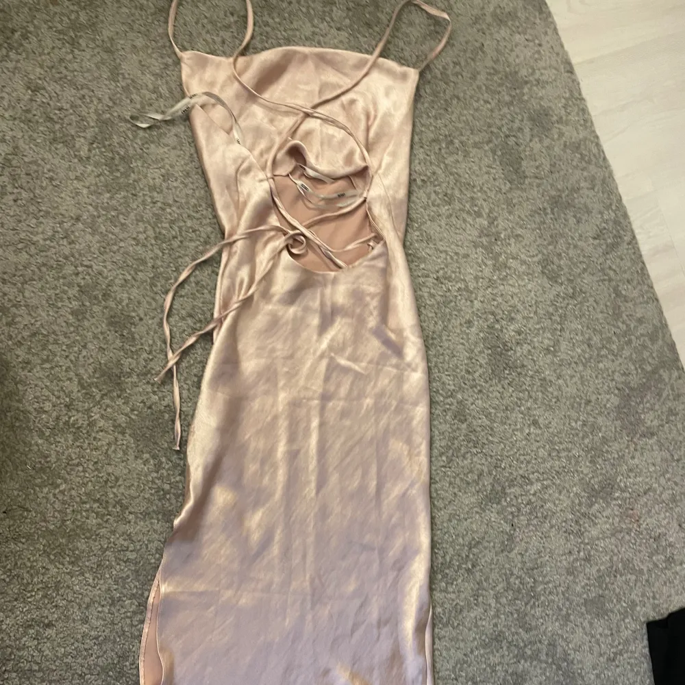 Använt denna silke kläning endast en gång för min bal. Köpte den på asos, den är perfekt till bal eller nu inför sommarn. För fler bilder skriv till mig!🫶🏼. Klänningar.
