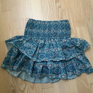 Kjol  - En jättesnygg kjol från Met Me there som jag beställde förra sommaren i storlek S men som knappt är använd. Kjolen har inbyggda shorts och är i princip i nyskick!🥰 Skulle säga att det går att ha både high och lowrise beroende på  Jag är 163 cm lång