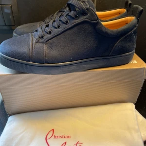Christian louboutins - Tja! Säljer nu mina loubs i färgen navy. Köpa på plick så vet ej om de är äkta eller inte. Skick: 7/10 men med en tvätt kan de bli mycket bättre! Storlek 44. Boxen är skadad som ni ser på sista bilden. Mitt pris är 2299. Hör av er vid funderingar!🙂