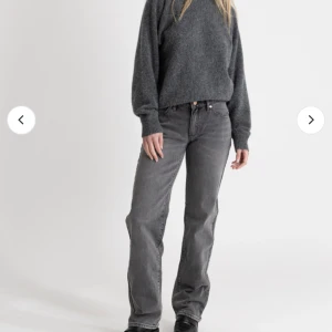 Low waist Abrand jeans  - Har tyvärr blivit försmå där av säljer jag. Lågmidjande. Köpte dem för 999kr. Inte defekter💕finns egna bilder, pris kan diskuteras