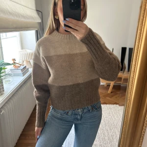 Beige stickad ifrån COS - Helt oanvänd stickad tröja ifrån COS🤍