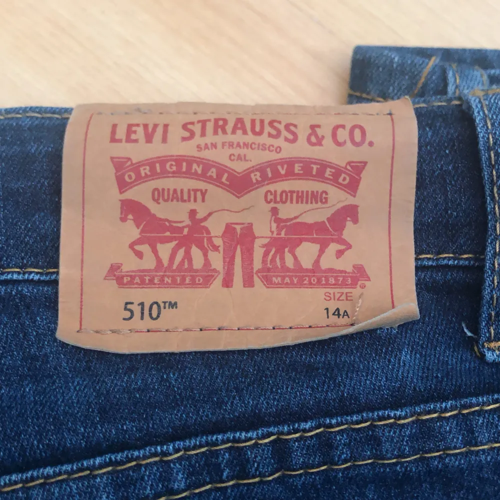 Mörkblåa Levis i stl 14a. Passar för 14 åringar, stl 160-164 eller XXS, XS. Har aldrig använt dem bara testat. Ny pris ca 500kr, (kommer överens om priset). Hör gärna av dig om mer! 💕. Jeans & Byxor.