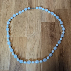 Pärlhalsband - Simpelt och passar till allt! Ca 80 cm lång.