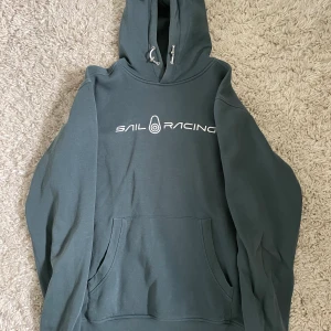 Sail racing hoodie - Säljer en sail racing hoodie i ett fint skick!  Nypris: 800 Färgen är lite ljusblå ish Storlek L  