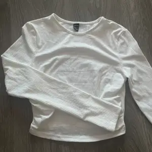 En vit långärmad tröja som har stretch på sidorna💞