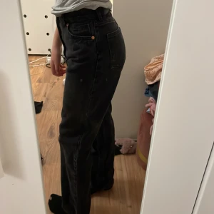 Säljer ett par svarta jeans!❤️ - Säljer ett par svarta jeans! Passar till 11-12/13 åringar🌸 du får jeansen i bra skick och nytvättad😊 om du vill ha mer bilder fråga gärna!❤️