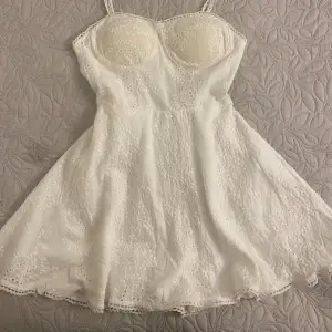 Säljer denna superfina klänningen som passar då den var liten på mig💕klänningen kommer med insydda shorts, perfekt nu till studenten😍köpt på en marknad i Spanien💕