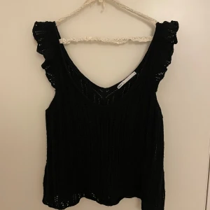 Topp - jätte söt svart volang topp från only💕💕 
