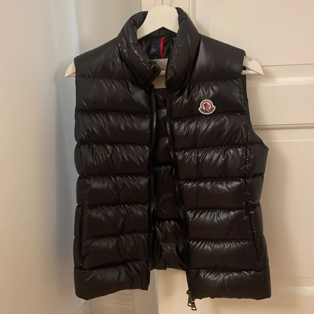 Fint skick, använd fåtal gånger. Säljer västen för att den inte kommer till användning. Västen köptes i moncler butiken i Stockholm. Ghany Gilet. Storlek 1.💋. Takit.