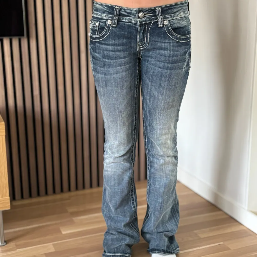 Lågmidjade bootcut jeans från Miss Me. Unika fickor med rhinestones som påminner om ormskinn. Perfekt skick. Mått: Innerbenslängd: 86cm   Midjemått rakt över: 36cm Midjemått: 78cm Modellen är 166cm lång. Skriv gärna ifall du har några frågor! 💗. Jeans & Byxor.