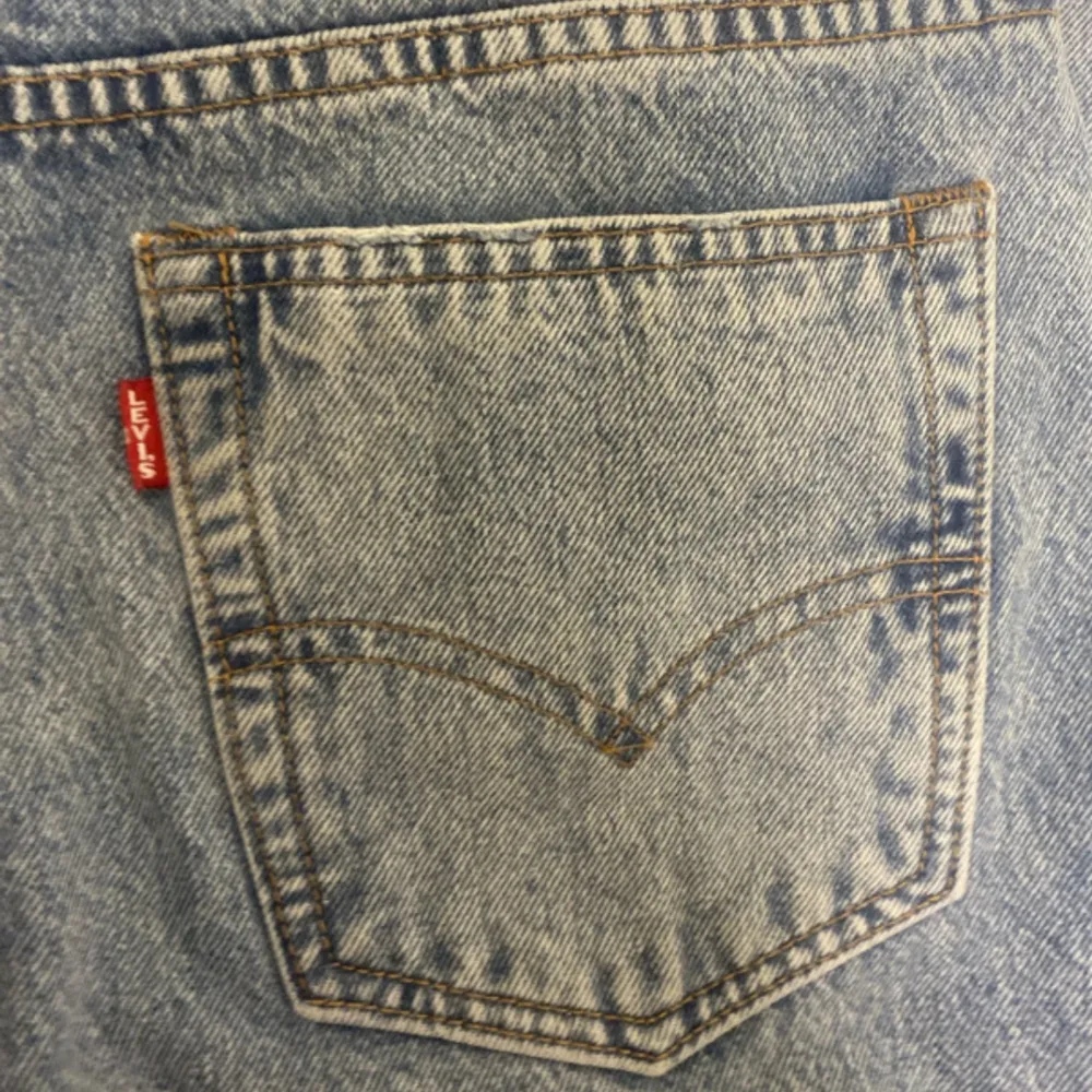 Vintage jeans, 501, från märket Levi’s  ❤️————————————❤️ Sparsamt använda, köpta för något år sedan online från deras hemsida, passade inte min kropp och orkade aldrig returnera. ✨❤️. Jeans & Byxor.