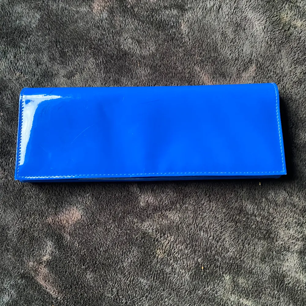 En blå väska ifrån Complement som även är oanvänd.. Väskor.