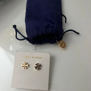 Tory Burch - Ett par tory burch örhängen som är helt oanvända och i färgen guld❤️nypris är 1000kr