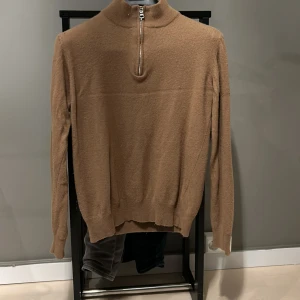Half zips - Två schysta tröjor som egentligen kostar 1500kr st men säljs med ett dunderpris! En är beige och den andra är mörkbrun. Hör av er vid frågor o pris kan sänkas vid snabb affär. Såklart kan jag sälja dom enskilt också!