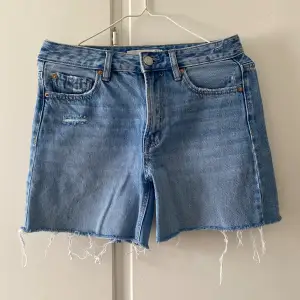 Ett par jätte fina jeansshorts ifrån Stradivarius, köpta på zalando. Tror dom är använda 1 max 2 gånger så dom ser ut som nya! Finns inte länge att köpa i samma modell. Shortsen på sista bilden är ej samma (!!) visar endast hur de jag säljer sitter!