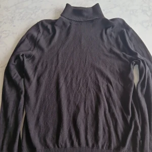 2 jack & jones polokragar. - Båda två är jack & jones polokragar, båda är storlek M och knappt använda.