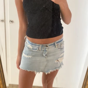 Lågmidjad jeanskjol  - Säljer denna jätte snygga Lågmidjade jeanskjol i jätte bra skick. Trendig och passar till allt speciellt till sommaren ❤️