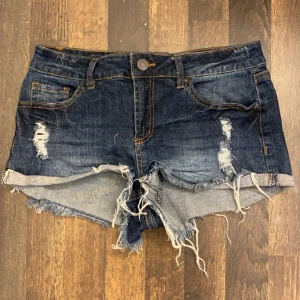 Snygga jeans shorts 😍 - As snygga shorts ja köpte på secondhand 💞 i jätte bra skick, perfekt till sommaren, storlek xs 💞