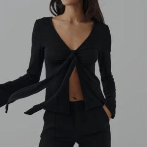 Tie front long sleeve top - Topp i nyskick aldrig använd och den har lappen kvar. Toppen har en knytning fram och v ringad. Skintsnygg topp både till fest och till vardags🥰💕