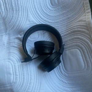 On-ear hörlurar 🎧 - Svarta on ear hörlurar köpta på clas ohlson, sparsamt använda så iprincip som nyskick 🖤