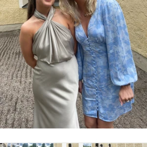 Blå klänning - Säljer denna Adoore likande klänningen från Vila. Fint skick o använd ca 3-4 gånger. Storlek 38