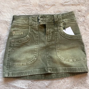 Jeans kjol - Säljer dena super fina gröna jeans kjolen❤️den är i storlek 32 och aldrig använd❤️köpte den för 299 och säljer för samma pris❤️